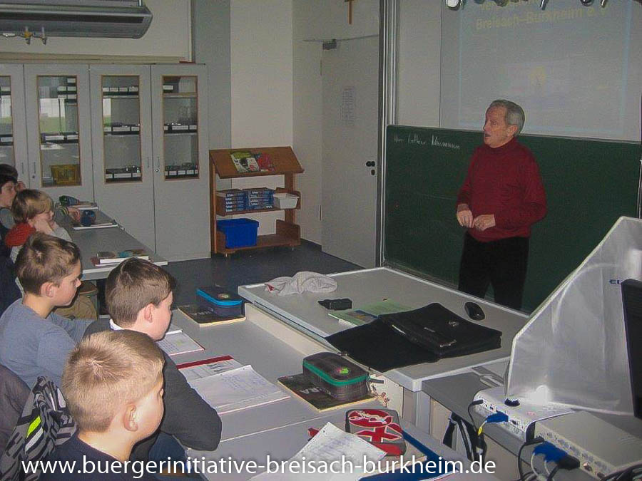 Lothar Neumann vor einer Realschulklasse 6